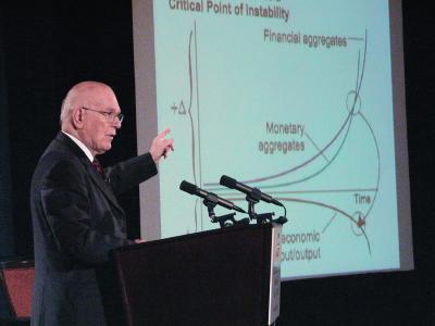 Lyndon LaRouche points to his "Triple Curve"
